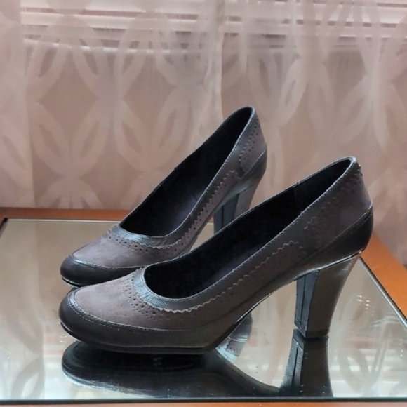 AEROSOLES Women's Size 8M Gray Classic High Heel Round Toe Heels - Picture 2 of 13